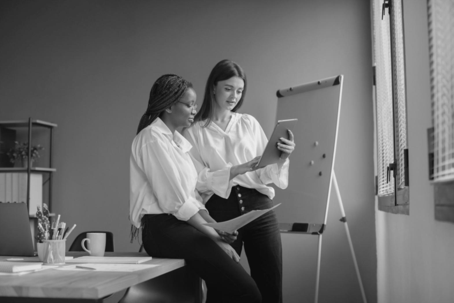 Équipe travaillant sur l'implémentation de solutions d'automatisation financière